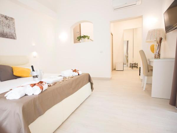 Preluna Central Palace : photo 1 de la chambre chambre triple avec balcon