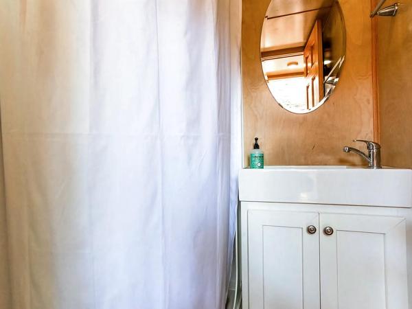 Tiny House : photo 2 de la chambre chambre simple avec salle de bains privative