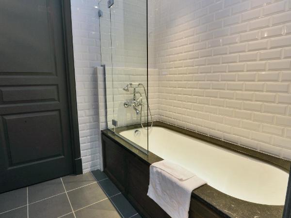 Maison de Famille Les 5 Frères : photo 9 de la chambre chambre double ou lits jumeaux avec douche ou baignoire - sud