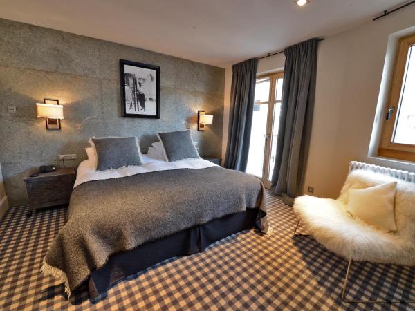 Maison de Famille Les 5 Frères : photo 1 de la chambre chambre double ou lits jumeaux avec douche - vue sur village