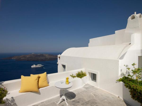 Aigialos Luxury Traditional Settlement : photo 2 de la chambre suite avec vue sur mer et volcan
