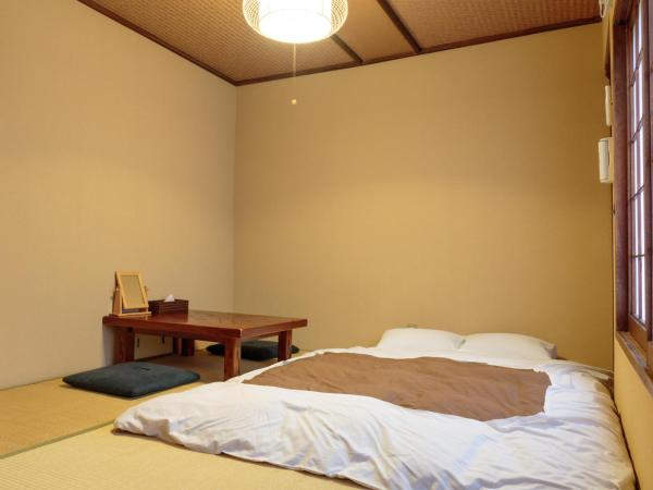 Gion Ryokan Q-beh : photo 1 de la chambre chambre double de style japonais avec salle de bains commune
