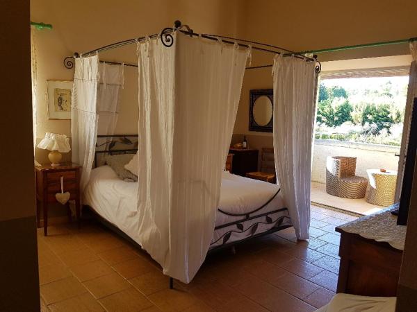 MAS DES FIGUES - Mas XVIII siècle - Piscine - très calme - Alpilles Saint Rémy de Provence - brunch méditerranéen salé sucré cuisine faite maison - ferme auberge agritourisme - Biologique FRBio potager bio huile d'olive bio jardin roseraie Biodiversité - : photo 1 de la chambre chambre double avec balcon