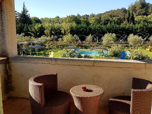 MAS DES FIGUES - Mas XVIII siècle - Piscine - très calme - Alpilles Saint Rémy de Provence - brunch méditerranéen salé sucré cuisine faite maison - ferme auberge agritourisme - Biologique FRBio potager bio huile d'olive bio jardin roseraie Biodiversité - : photo 3 de la chambre chambre double avec balcon