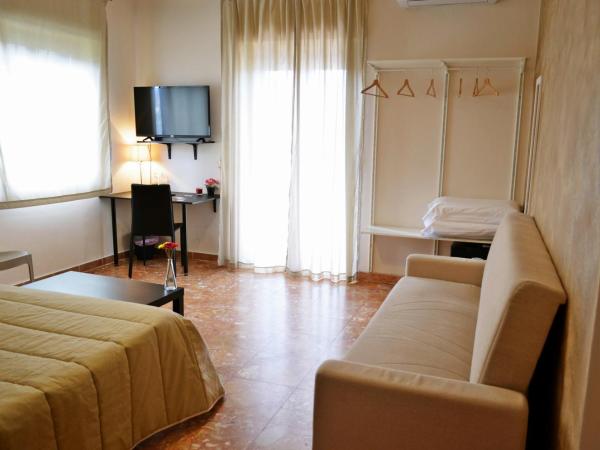 Bed & Breakfast Fontanarossa Airport -Private Parking- : photo 3 de la chambre chambre triple avec terrasse