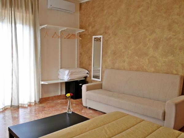 Bed & Breakfast Fontanarossa Airport -Private Parking- : photo 4 de la chambre chambre triple avec terrasse