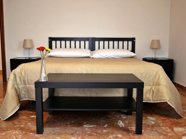 Bed & Breakfast Fontanarossa Airport -Private Parking- : photo 6 de la chambre chambre triple avec terrasse