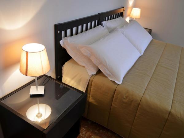 Bed & Breakfast Fontanarossa Airport -Private Parking- : photo 8 de la chambre chambre triple avec terrasse