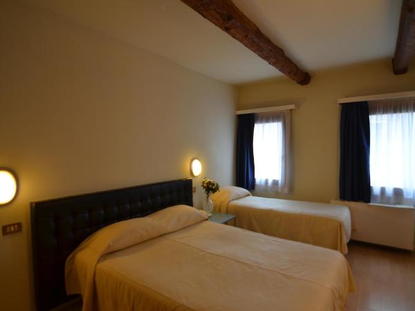 Piccolo Tiepolo : photo 1 de la chambre chambre triple avec salle de bains privative