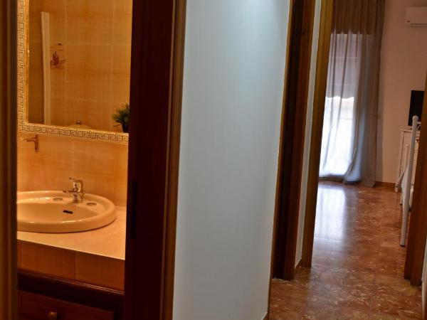 Bed & Breakfast Fontanarossa Airport -Private Parking- : photo 8 de la chambre chambre triple deluxe