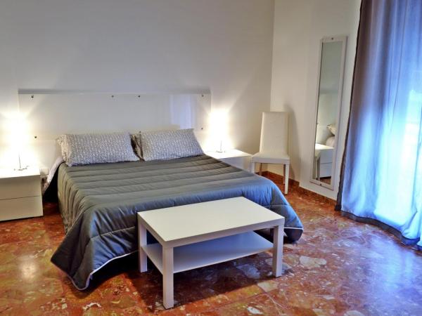 Bed & Breakfast Fontanarossa Airport -Private Parking- : photo 3 de la chambre chambre triple deluxe