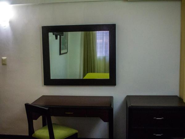 CHN Hotel Monterrey Santa Fe : photo 2 de la chambre chambre lits jumeaux