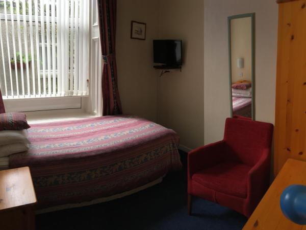 Arkaig Guest House : photo 1 de la chambre chambre simple avec salle de bains