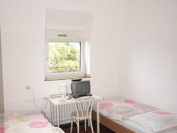 Artus Hotel : photo 2 de la chambre chambre lits jumeaux avec salle de bains privative séparée