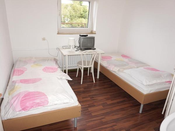 Artus Hotel : photo 1 de la chambre chambre lits jumeaux avec salle de bains privative séparée