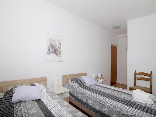 Rooms Franica : photo 5 de la chambre chambre lits jumeaux