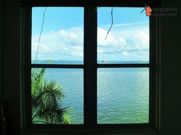 Sandakan Backpackers Hostel : photo 3 de la chambre chambre double - vue sur mer
