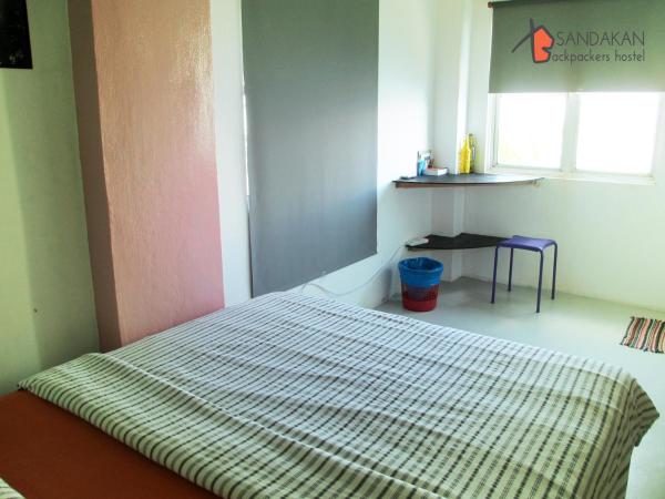 Sandakan Backpackers Hostel : photo 2 de la chambre chambre double - vue sur mer
