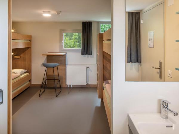 Crans-Montana Youth Hostel : photo 5 de la chambre chambre quadruple avec salle de bains commune