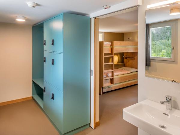 Crans-Montana Youth Hostel : photo 4 de la chambre chambre quadruple avec salle de bains commune