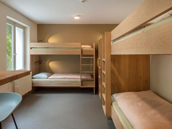 Crans-Montana Youth Hostel : photo 2 de la chambre lit simple dans dortoir mixte de 6 lits avec salle de bains commune