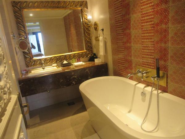 Fragrant Nature Kochi - A Five star Classified Hotel : photo 5 de la chambre royal dutch suite with private terrace and harbour view with 10% discount on spa