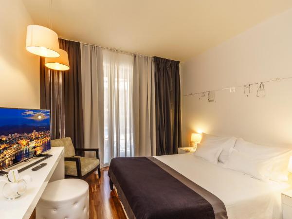 Rooms Oasis Life : photo 4 de la chambre chambre double avec terrasse - vue sur piscine