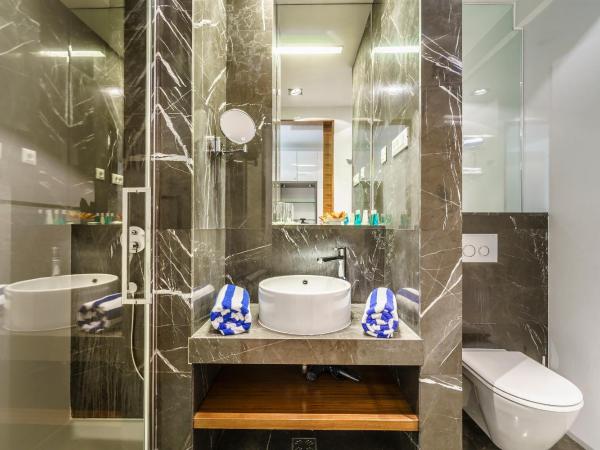 Rooms Oasis Life : photo 6 de la chambre chambre double avec terrasse - vue sur piscine