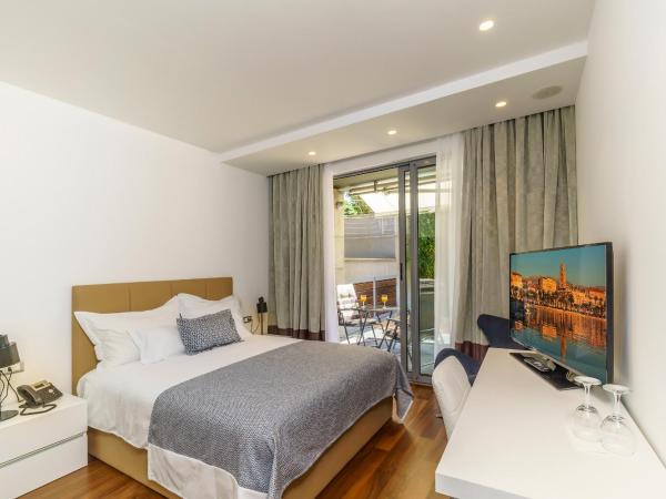 Rooms Oasis Life : photo 4 de la chambre chambre double avec vue sur le jardin et patio