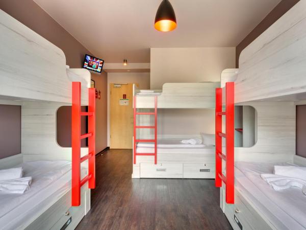 MEININGER Hotel Berlin Alexanderplatz : photo 4 de la chambre chambre avec 6 lits (lits superposés uniquement)