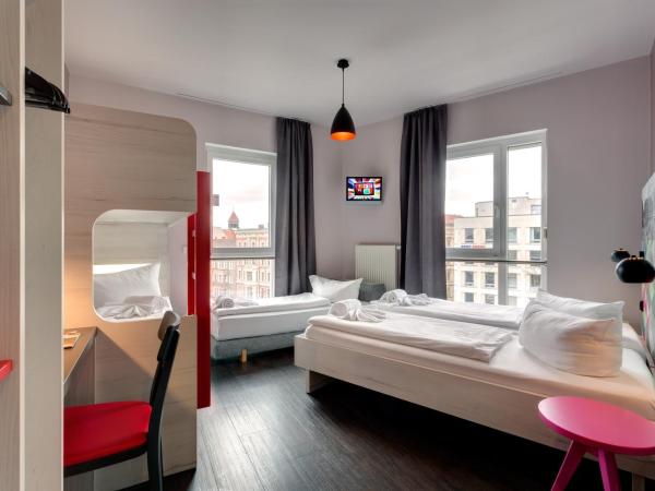 MEININGER Hotel Berlin Alexanderplatz : photo 3 de la chambre chambre avec 5 lits