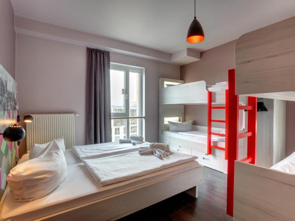 MEININGER Hotel Berlin Alexanderplatz : photo 3 de la chambre hébergement 6 lits