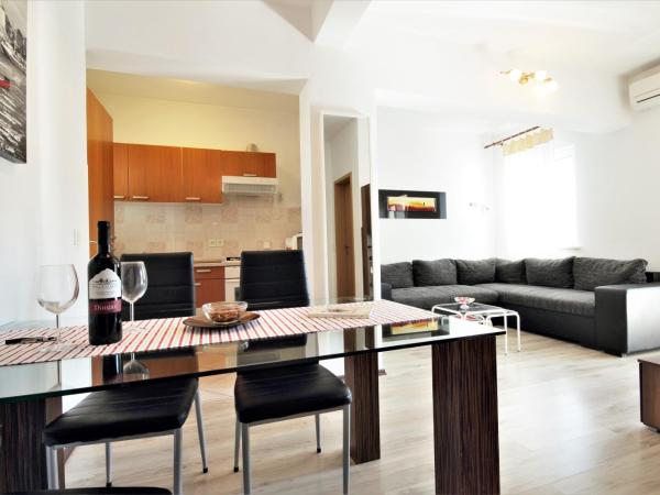 Vukosav Family Apartments and Rooms : photo 2 de la chambre appartement avec balcon