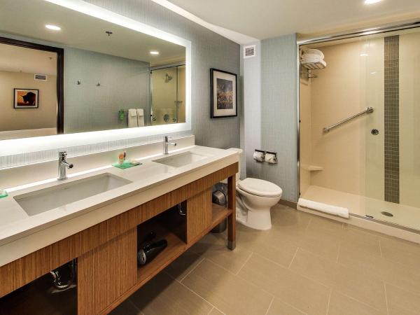 Hyatt Place Edmonton West : photo 2 de la chambre suite 1 chambre lit king-size avec canapé-lit