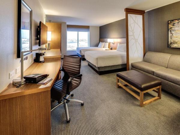 Hyatt Place Edmonton West : photo 5 de la chambre chambre avec 2 lits queen-size et canapé-lit