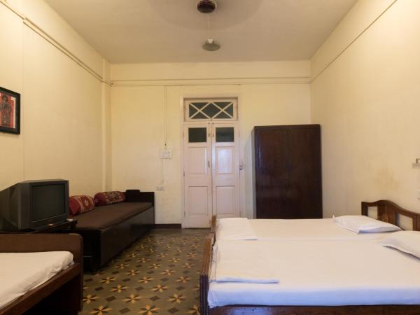 Bed and Breakfast at Colaba : photo 7 de la chambre chambre double ou lits jumeaux avec salle de bains privative externe