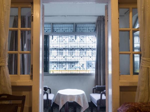 Bed and Breakfast at Colaba : photo 6 de la chambre chambre double ou lits jumeaux avec salle de bains privative externe