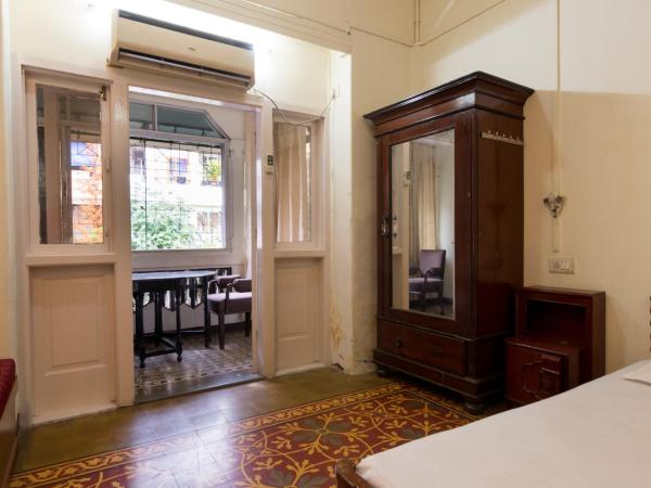Bed and Breakfast at Colaba : photo 5 de la chambre chambre double ou lits jumeaux avec salle de bains privative externe