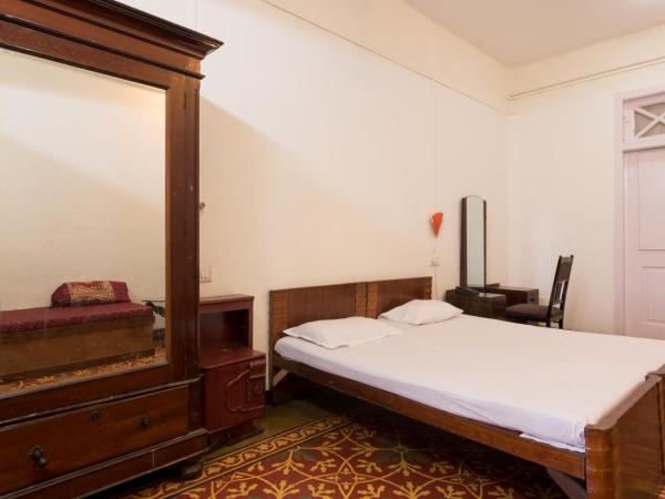 Bed and Breakfast at Colaba : photo 3 de la chambre chambre double ou lits jumeaux avec salle de bains privative externe