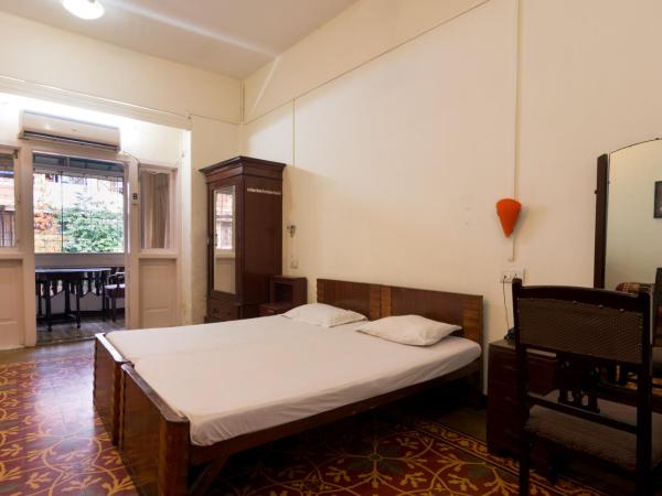 Bed and Breakfast at Colaba : photo 4 de la chambre chambre double ou lits jumeaux avec salle de bains privative externe