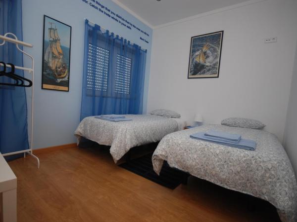 Green Wave Hostel : photo 2 de la chambre chambre lits jumeaux avec salle de bains commune