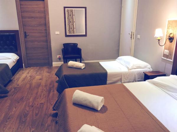 Hotel Aida : photo 5 de la chambre chambre quadruple avec salle de bains privative