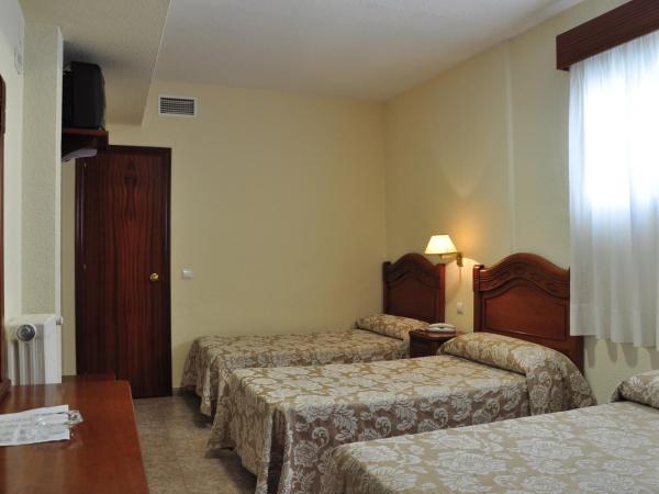 Hotel Riviera : photo 3 de la chambre chambre double avec lit d'appoint