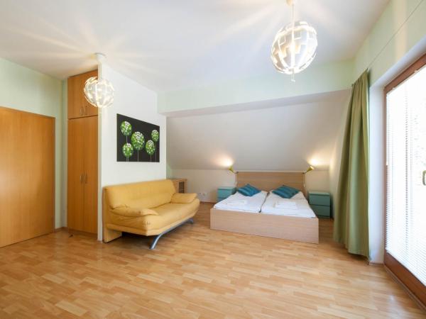 Hotel Garni Pod Skalkou : photo 8 de la chambre appartement avec balcon