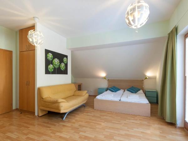 Hotel Garni Pod Skalkou : photo 9 de la chambre appartement avec balcon