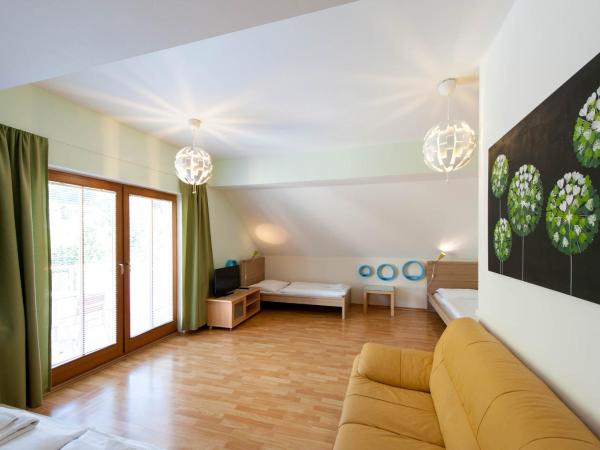 Hotel Garni Pod Skalkou : photo 7 de la chambre appartement avec balcon