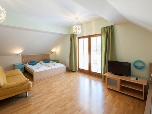 Hotel Garni Pod Skalkou : photo 2 de la chambre appartement avec balcon