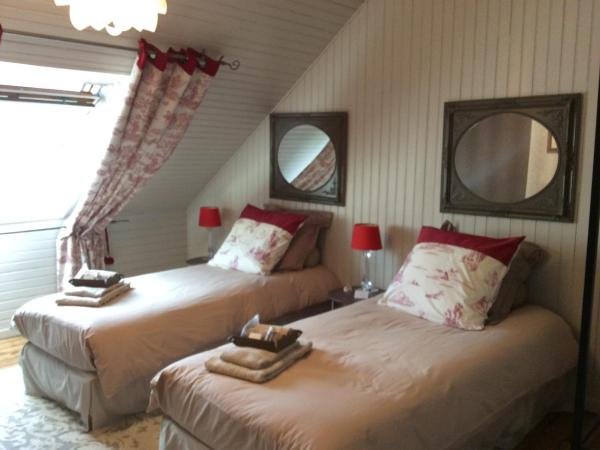 Les Lamartine-chambres d'hôtes : photo 1 de la chambre chambre double ou lits jumeaux avec salle de bains commune