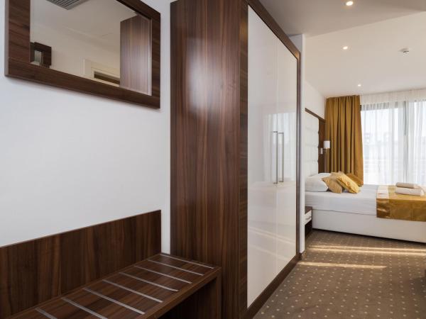 Hotel Perla : photo 7 de la chambre chambre double ou lits jumeaux confort avec balcon
