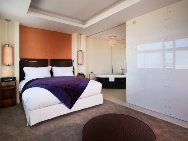 Sofitel Casablanca Tour Blanche : photo 1 de la chambre suite prestige avec lit king-size et salon séparé - vue sur mosquée et médina